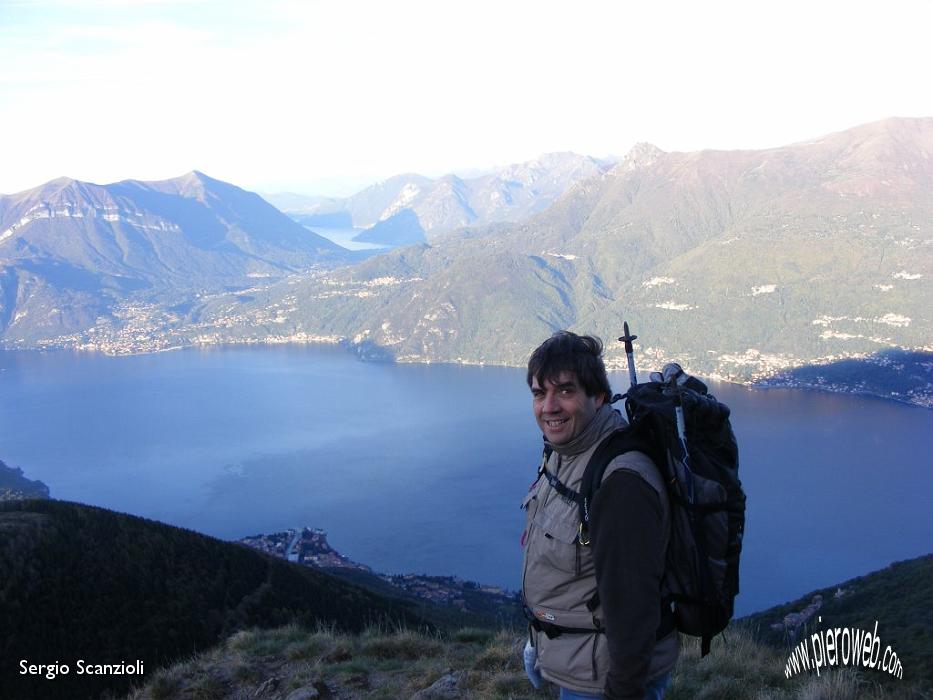 0008 Sergione sullo sfondo del lago di Como e di Lugano.JPG